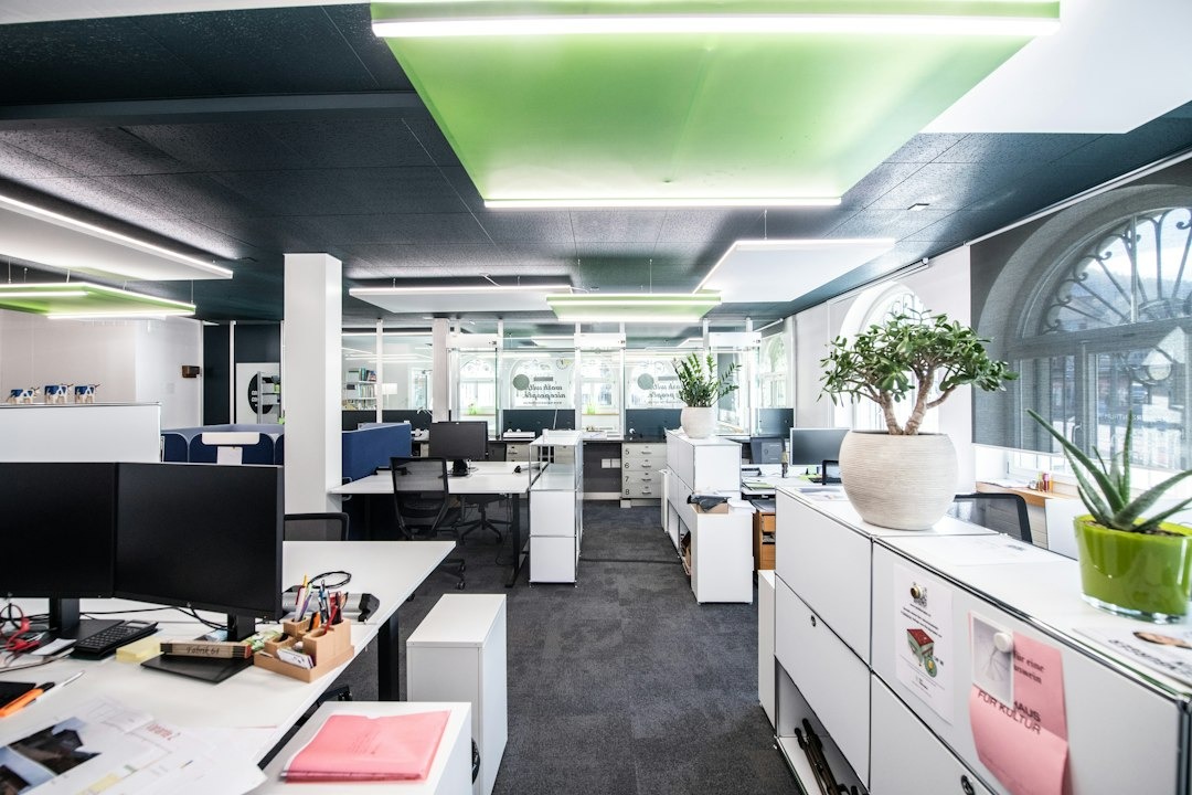 Ufficio luminoso con postazioni di lavoro e ampie finestre