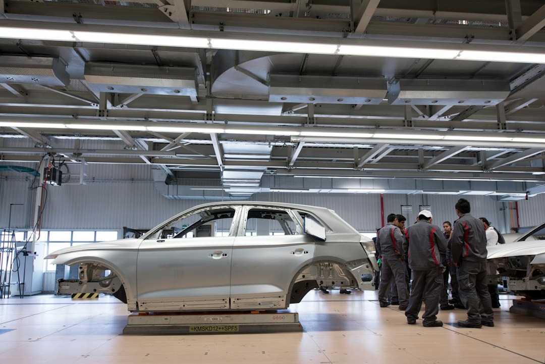 Addetti al lavoro su una linea di assemblaggio automobilistica